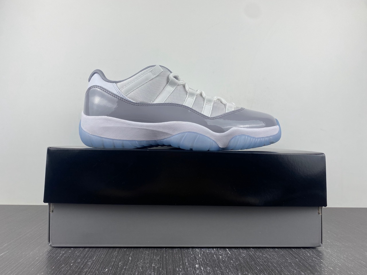 ir Jordan 11 Low ??Cement Grey AV2187-140